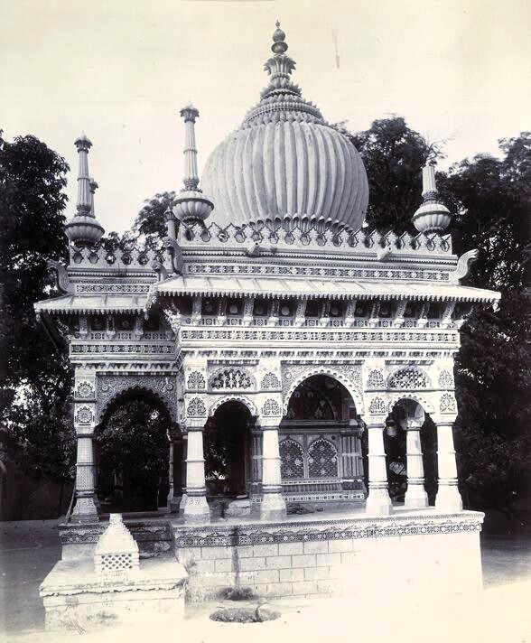 GujaratHistory's tweet image. 124 years old photo of the 15th-century tomb of Muslim Sufi Saint Jamiyalshah Datar (R.H.} on Mount Datar at Junagadh, was taken in 1900 AD. He was born in #Tus Iran &amp;amp; settled in Nagarthatha, #Sindh. He came &amp;amp; settled in Junagadh in 1470 AD.