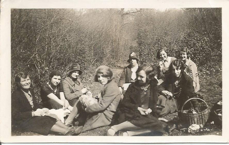 LynnsWPics's tweet photo. ☀️🌼Good Friday 14 April 1933. Farningham Woods☀️🌼
☀️Sunshine & Flowers🌼
“Farningham Woods Nature Reserve sits on a hill just to north of #Farningham village. #Dartford DA4
0JR. A great place for a picnic 🧺 😃
2nd pic no writing🤔& on this day the Loch Ness Monster was born🦕! https://t.co/kCC37XS2rf