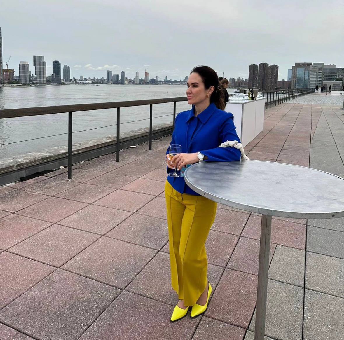 JaWernulsa's tweet photo. Ірина Мудра тривалий час старанно ліпила собі образ патріотки, а якось одного вечора бахнула алкоголю зі своїм чоловіком Павлом Полярушом і почали погрожувати військовому прострілити йому коліна. Ось так і закінчується вдавана патріотичність. https://t.co/ft0YmddfIu