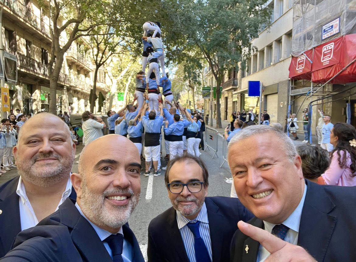 bernabepaco's tweet photo. Estos días en Barcelona he visto un PP fuerte, unido y pegado a la calle. Los catalanes ya saben que el @PPCatalunya es la mejor opción para defender sus intereses. Enhorabuena a @alejandroTGN por su liderazgo y a su magnífico equipo con @danielsirera, @Lroldansu y @agustinparra. https://t.co/aJM54hnKUE