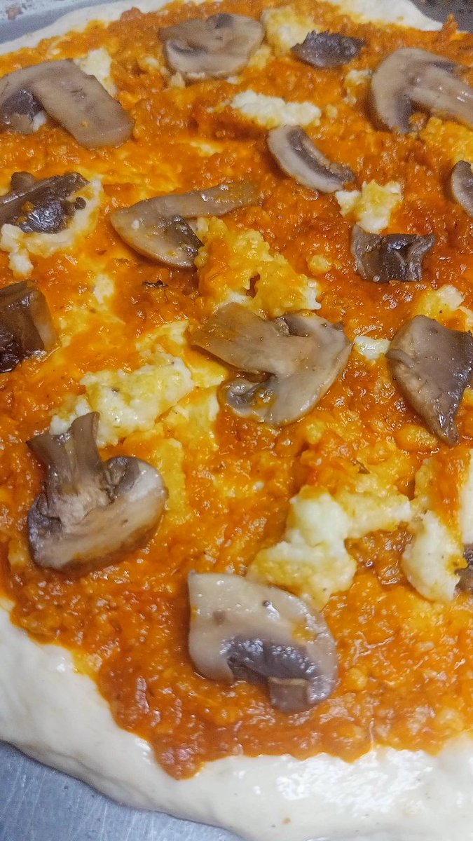 vllnelle's tweet photo. 🍕🍕🧡

(((4th pic taken by a customer 🫰))) https://t.co/Uj6n1IVniA