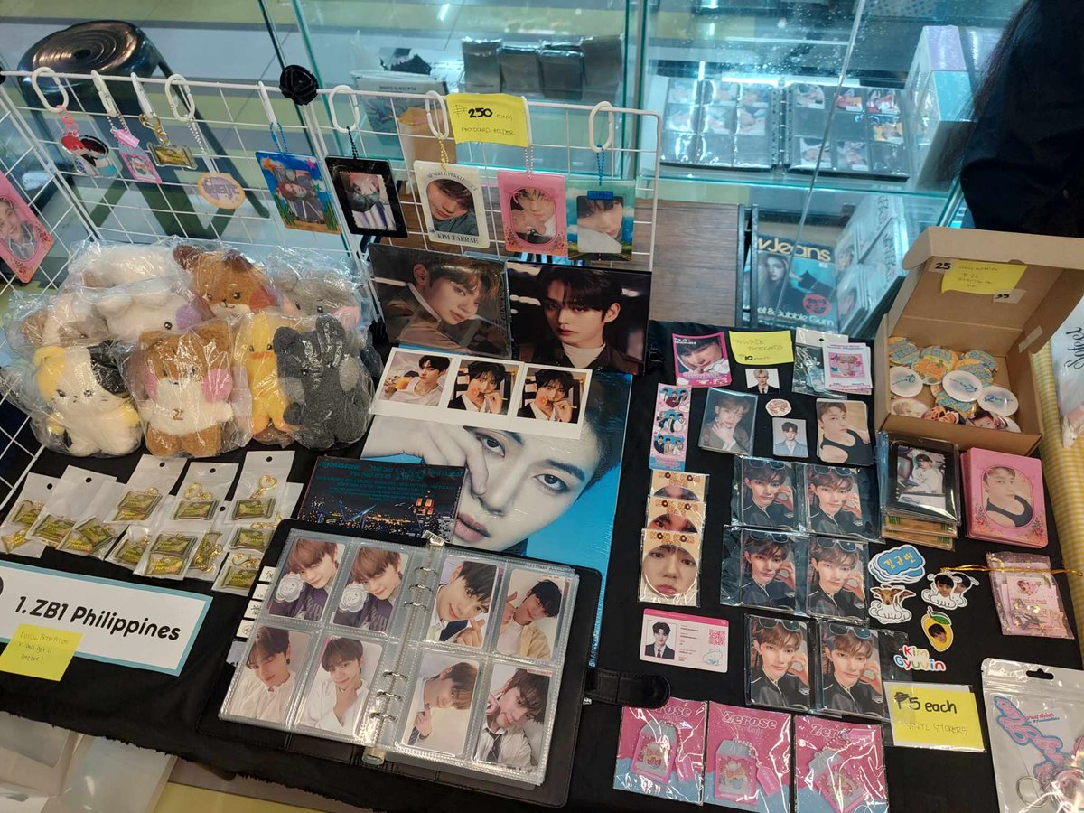 ZB1PH's tweet photo. [📢] ZEROSES, please visit our booth here at the 1st ever POCA Trade event in Manila! We still have a lot of freebies. Hurry now! Don't miss your chance to win sealed Matthew solar,  YHMAH eclipse, and Melting Point albums 💙 We're also giving away free photocards and banners! 

📍 Collective Base Complex, Basement 2 Promenade Greenhills
🗓 September 29, 2024
🕑 1:00PM-7:00PM 

#ZEROBASEONE #ZB1 #제로베이스원
#PocaTrade #KpopArtMarket #PhotocardTrading 
@ZB1_official @ChinguDachi