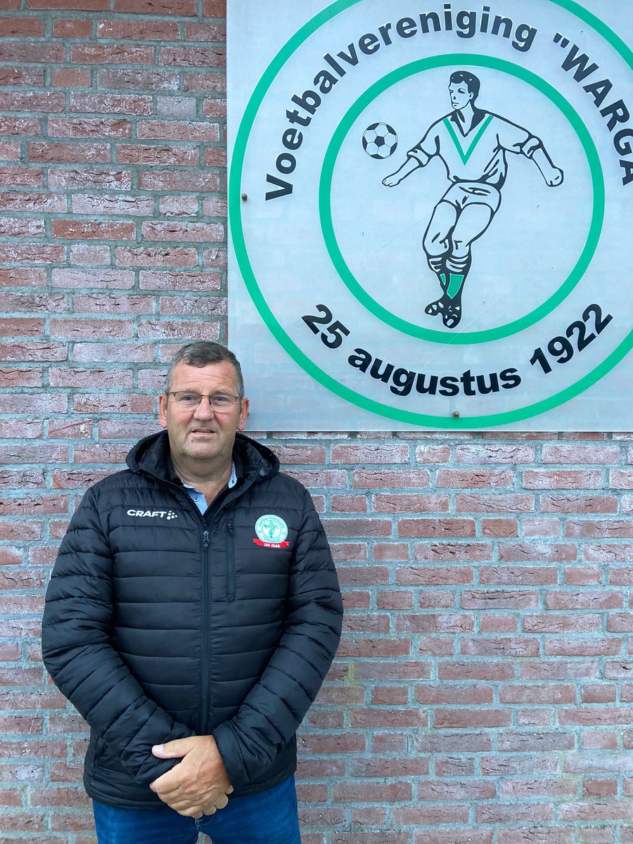 FrieseOp's tweet photo. Erelid Freddy Sinnema van vv Warga is recentelijk begonnen aan zijn 31ste seizoen als elftalleider van het plaatselijke vlaggenschip. Lees over deze Wergeaster clubman op https://t.co/Rks6MGW383 of op F B. https://t.co/fR0GVYtgj5