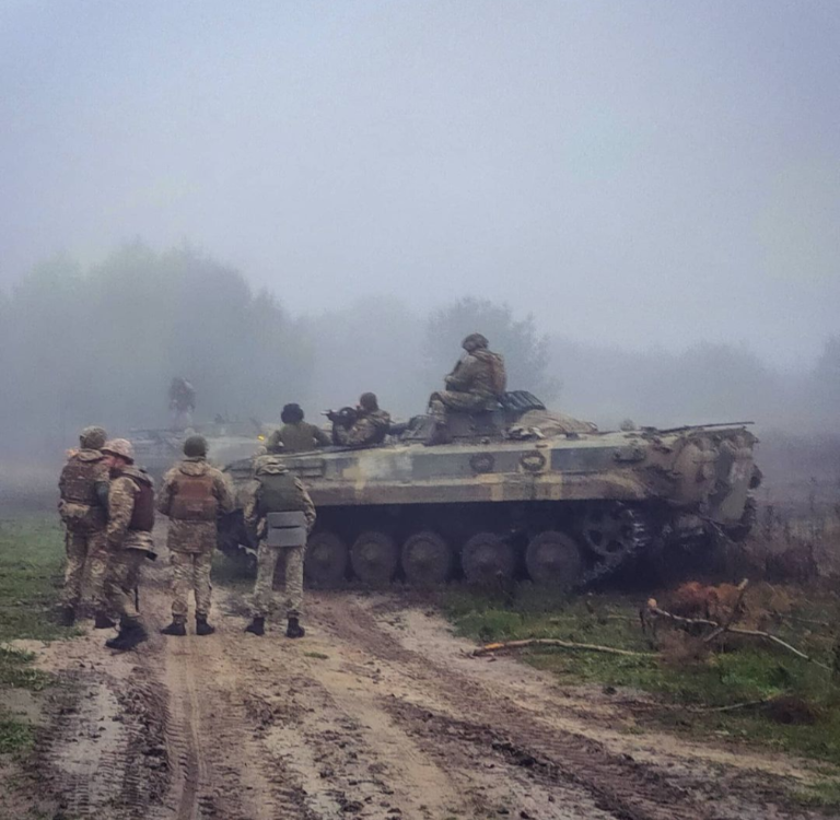 Давайте поки в мене є натхнення увалю вам тред-роздум по спеціальності.

Яким конкретно чином змінилась тактика дій піхотних підрозділів через масовість застосування дешевих БпЛА? Як дрони викреслили цілий розділ бойового статуту? 👇