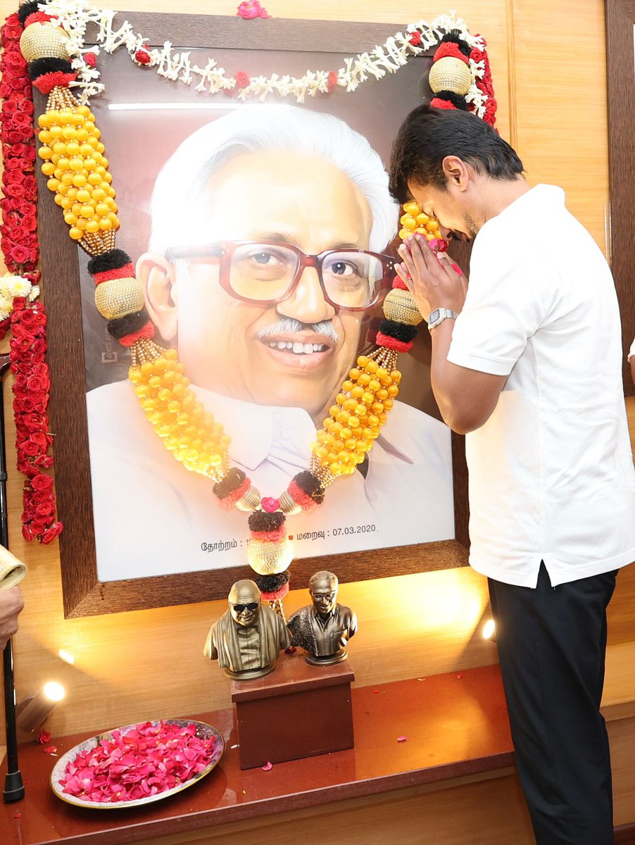 Udhaystalin's tweet photo. தமிழ்நாட்டின் துணை முதலமைச்சராகப் பொறுப்பேற்ற நிலையில், திராவிட இயக்கக் கொள்கைகளை தன் வாழ்நாள் எல்லாம் முழங்கிய முத்தமிழறிஞர் கலைஞர் அவர்களின் நண்பர் - கழகத் தலைவர் அவர்களின் வழிகாட்டி இனமான பேராசிரியர் தாத்தாவின் இல்லத்துக்குச் சென்று, அவருடைய திருவுருவப்படத்துக்கு இன்று மலர்தூவி மரியாதை செலுத்தினோம். @PKSekarbabu @Anbil_Mahesh @VetriazhaganA