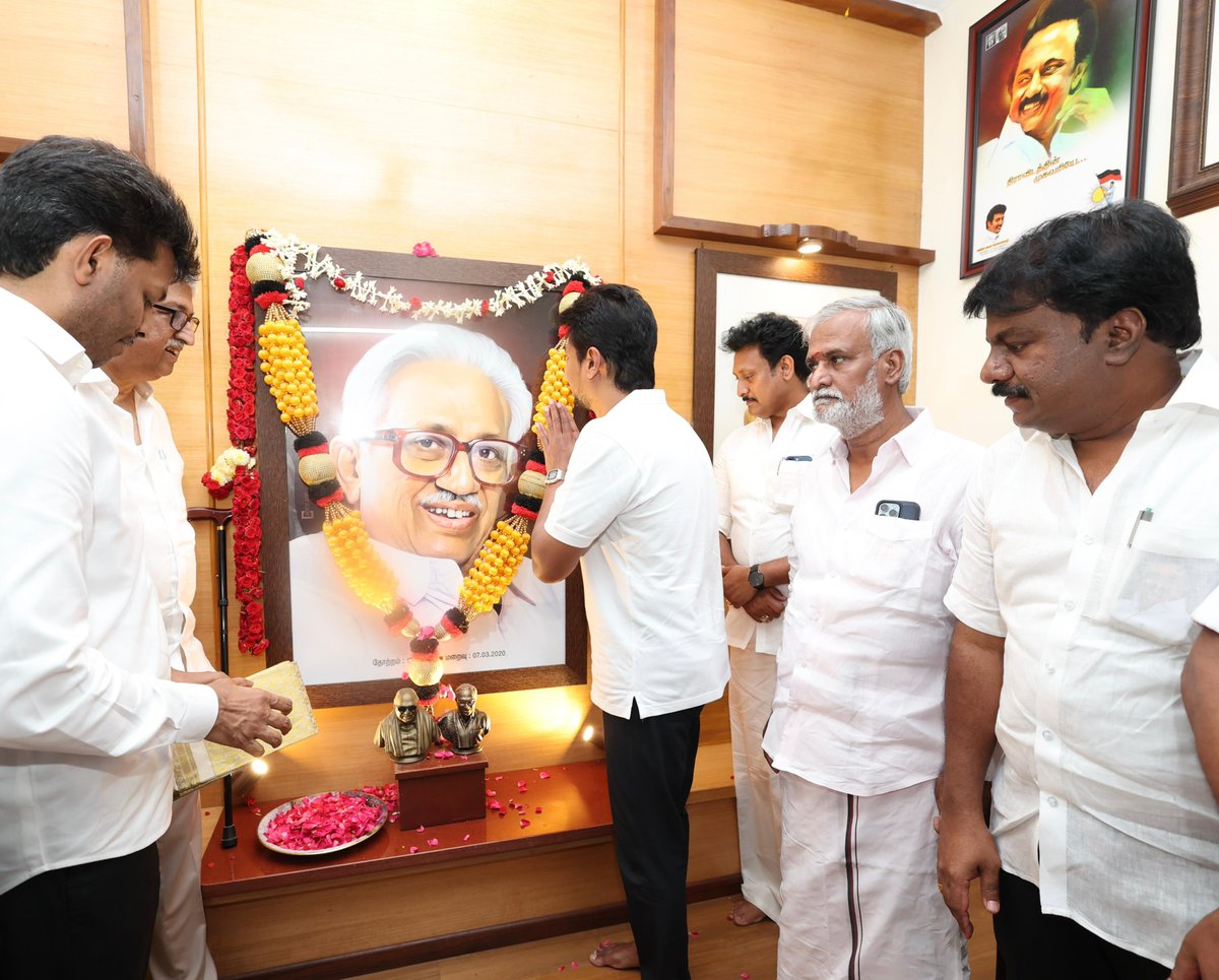 Udhaystalin's tweet photo. தமிழ்நாட்டின் துணை முதலமைச்சராகப் பொறுப்பேற்ற நிலையில், திராவிட இயக்கக் கொள்கைகளை தன் வாழ்நாள் எல்லாம் முழங்கிய முத்தமிழறிஞர் கலைஞர் அவர்களின் நண்பர் - கழகத் தலைவர் அவர்களின் வழிகாட்டி இனமான பேராசிரியர் தாத்தாவின் இல்லத்துக்குச் சென்று, அவருடைய திருவுருவப்படத்துக்கு இன்று மலர்தூவி மரியாதை செலுத்தினோம். @PKSekarbabu @Anbil_Mahesh @VetriazhaganA
