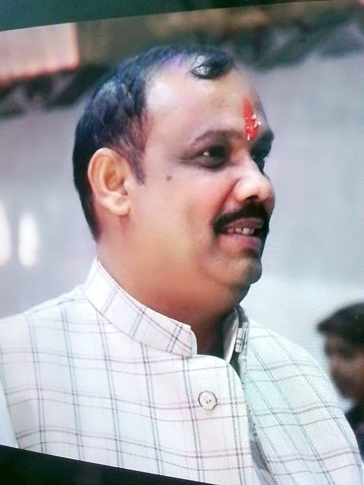 folkpradeep's tweet photo. प्रिया मौर्य को आ*त्महत्या के लिए मजबूर करने वाला सरस्वती विद्या मंदिर इंटर कॉलेज खागा-फ़तेहपुर का प्रधानाचार्य राजकपूर सिंह हैं। अभी यह फरार हैं, इसको तत्काल गिरफ्तार किया जाय।

#प्रिया_मौर्या_को_न्याय_दो https://t.co/H0b1zRptHp