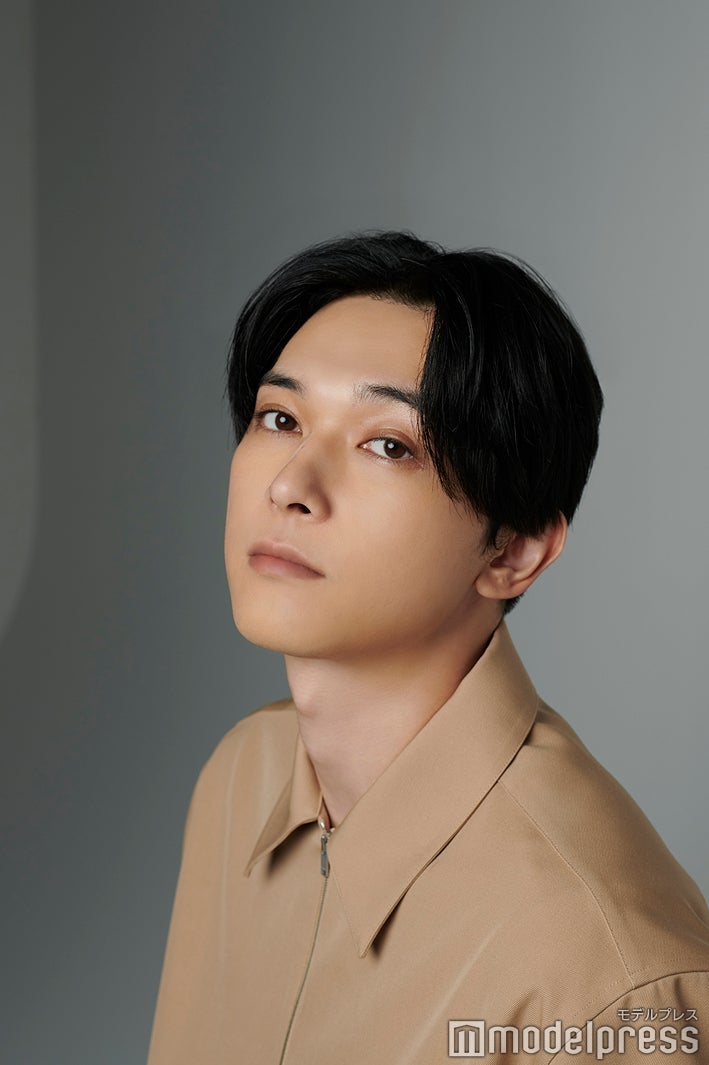 modelpress's tweet photo. 「ぼくが生きてる、ふたつの世界」
吉沢亮インタビュー後編🌿

心の健康保つ秘訣・無理しすぎなくなった考え方

🔻詳細
https://t.co/z6fvOuU5Lv

💬「『周りを気にしすぎじゃダメだよ』ということは伝えたい」

🌿「動く表紙」“冒頭の囁き”正解も発表

#ふたつの世界 @FutatsunoSekai_ @ryo_staff https://t.co/qyEeC7g2FX
