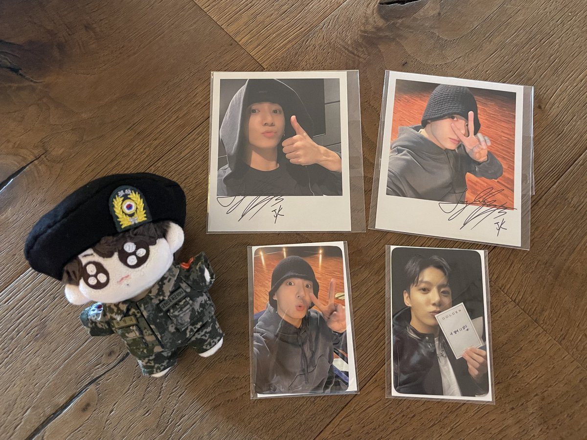 kookphoria_jjk's tweet photo. 골든위켄드 없는 지역이라 슬펐는데😭 고마운 덕메 찬스로 영혼만 관람시키고 받음
너무 너무 귀엽잖앙 잘했어 나자신😁😍

#정국 #JungKook #JUNGKOOK_IAMSTILL #GOLDENWeekend #골든위켄드 https://t.co/TO4isCnWvq
