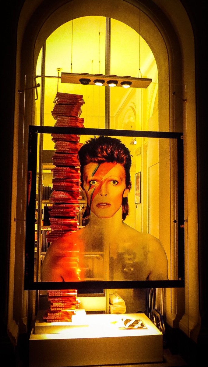 NP “Weeping Wall”, from Bowie’s timeless Low album, perfect pre sleep chill tune

🎧-> youtu.be/kuJiz86K5nM?si…

#BowieForever