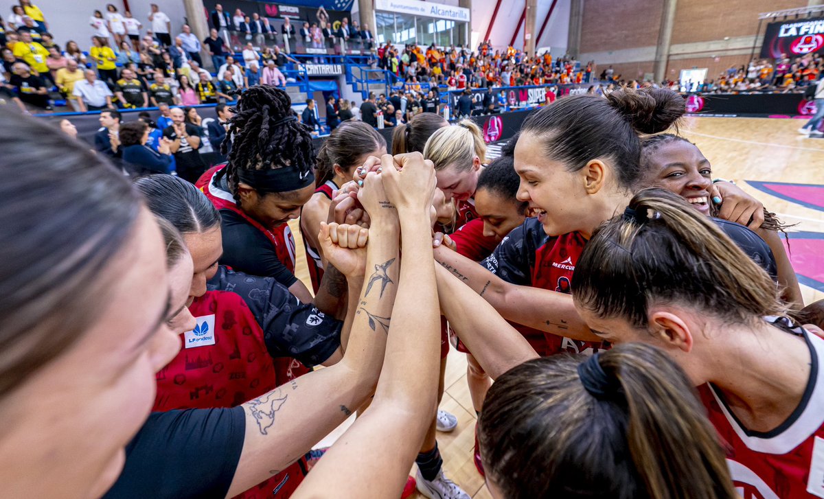 anaislopez23's tweet photo. ¿QUIÉN GANA HOY?

RT 🔄 ZARAGOZA 
LIKE 🧡 VALENCIA

⏰ 17:00h | 📺 TDP https://t.co/A5LT7YO6ip