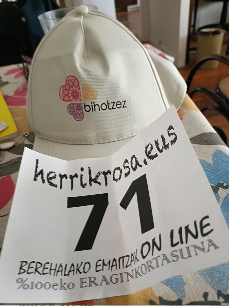 Aizpeamb's tweet photo. Gora gure bihotzak!! @bihotzez 
#irailak29
#umeak
#korrika https://t.co/P1yHFuxlg1