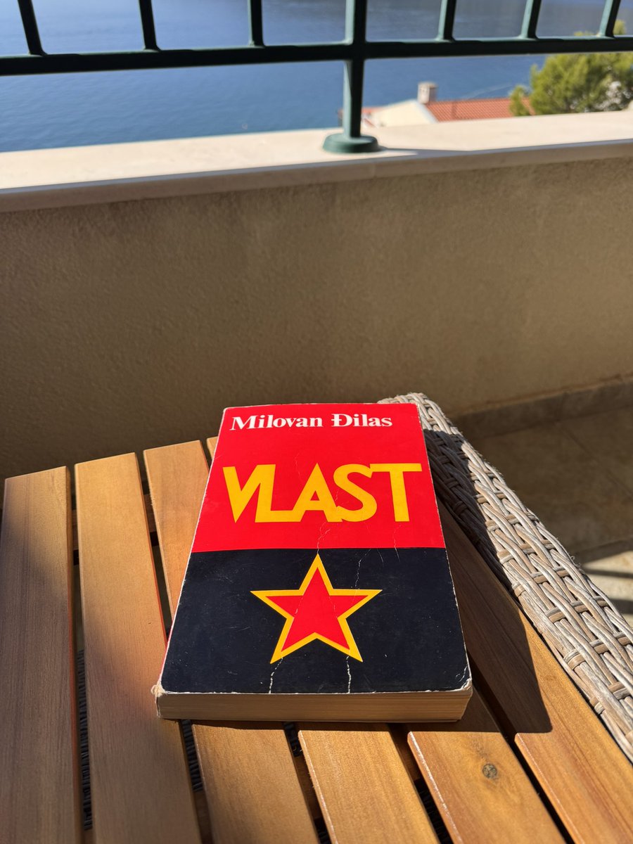 Kao i prethodna, i ova je knjiga vrlo zanimljiva. Mnoštvo istorijskih detalja na koje do sada nigde nisam naišla. Lakšem čitanju o ovim mučnim vremenima pomaže književni talenat Djilasov. #marijadcbooks