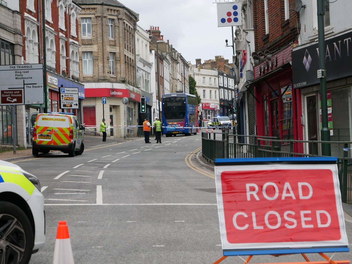 HamishBailey14's tweet photo. The cordon has a high police presence and has led to the partial closure of commercial road and the triangle. 

A morebus staff member in Orange hi-vis is also on the scene.

@Bournemouthecho

#BCP https://t.co/BL77XhEUVh