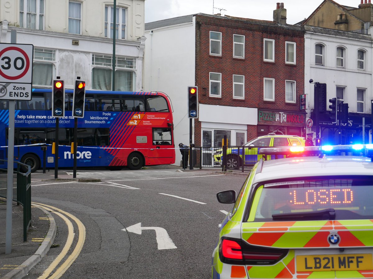 HamishBailey14's tweet photo. The cordon has a high police presence and has led to the partial closure of commercial road and the triangle. 

A morebus staff member in Orange hi-vis is also on the scene.

@Bournemouthecho

#BCP https://t.co/BL77XhEUVh