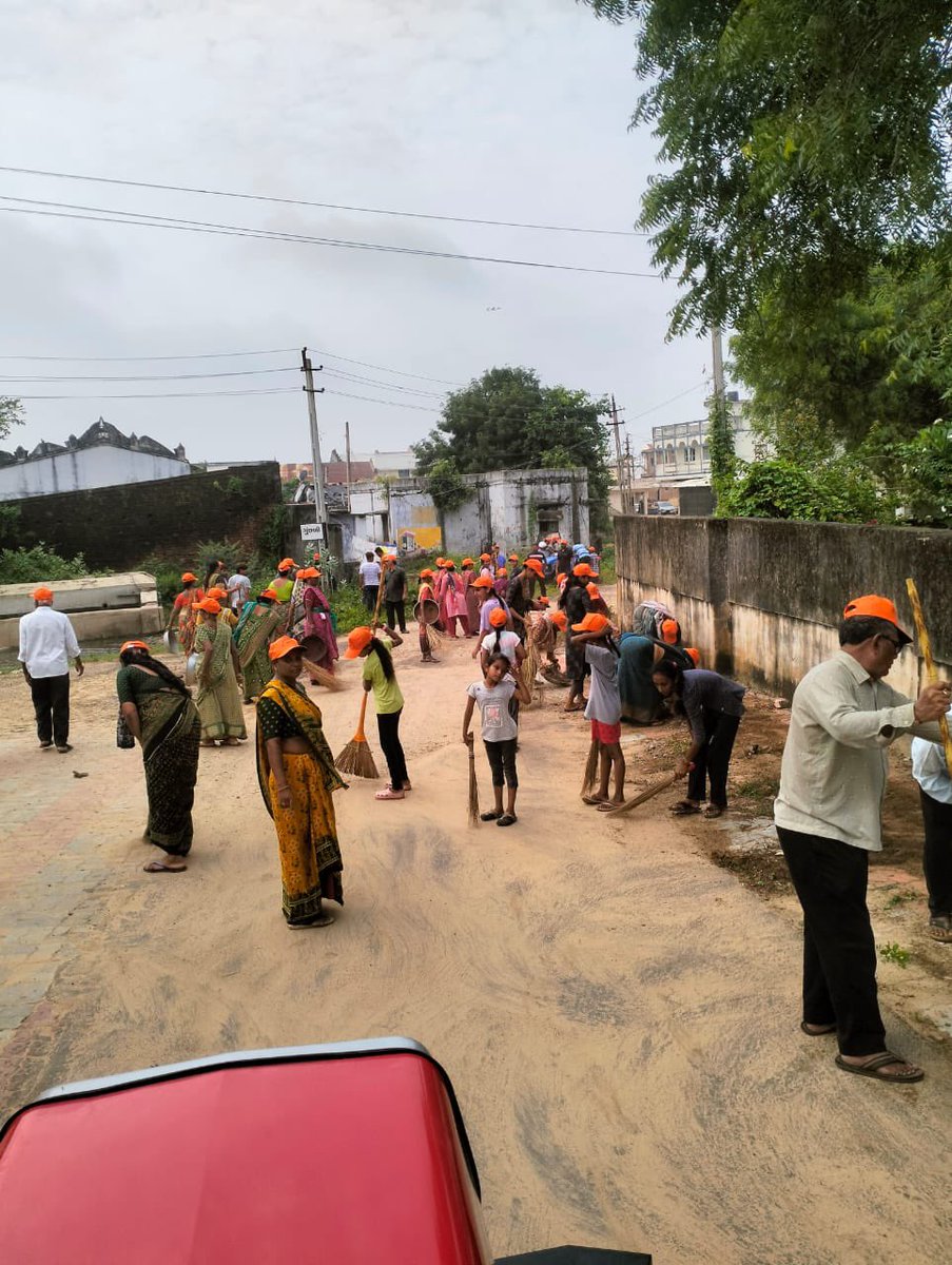 આજ રોજ 29-9-2024 વિજાપુર તાલુકાના
ગુછડી ગામે ગામના સરપંચ ગામના આગેવાન અને ગામ લોકો દ્વારા સાફ-સફાઈ કરવામાં આવી.
#SwachhataHiSeva2024 
#SHSGujarat2024 
#PeopleParticipation
#Awareness #Campaign