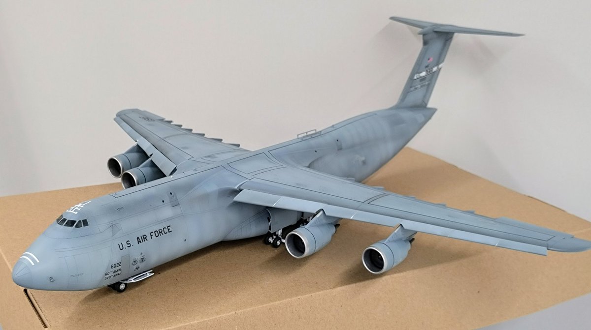 RODEN  1/144 
C-5 ギャラクシーを完成とします。

ボディーがデカいので、色味と、シャドウで、表情つけました。翼の背面色がポイントかな。笑

C-2やA320など、同スケールを作ってますが、本当にこんなにサイズが、違うのかなと疑ってます。😱
C-2もそこそこデカく見えてたんだけどね