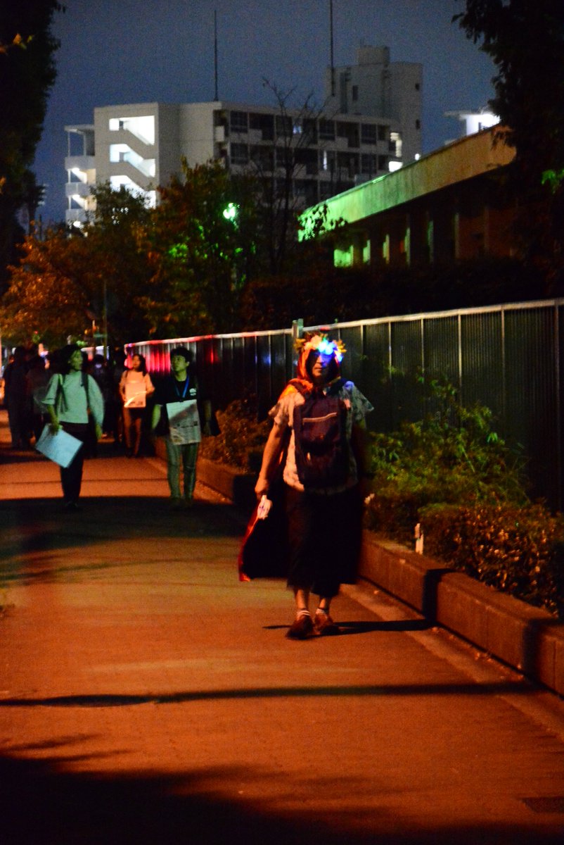 怪しい男が懇親会会場に誘導しました．