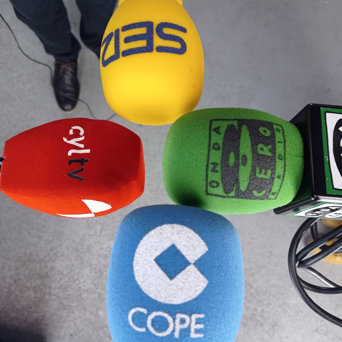 Por los santos arcángeles..... Que viva la radio..... Y que San Miguel deje una caja 😂