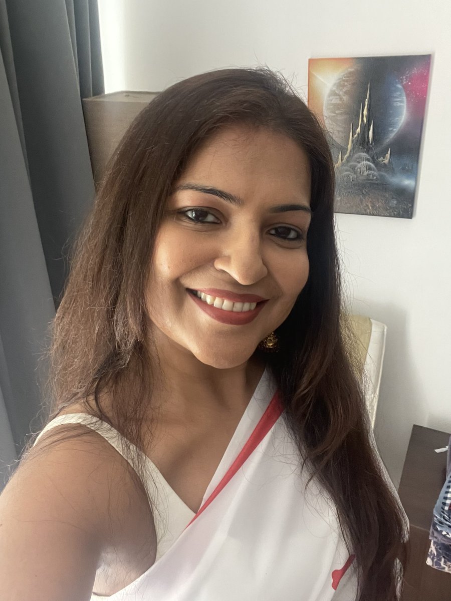 richasmukherjee's tweet image. It’s saree day so naturally the camera shall be put to good use 😀 Every time I wear one, just like the song says, fall in love with it just a little bit more. #saree #sareelove #indianattire #indianfashion