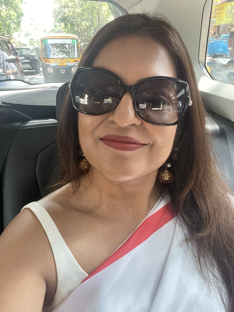 richasmukherjee's tweet image. It’s saree day so naturally the camera shall be put to good use 😀 Every time I wear one, just like the song says, fall in love with it just a little bit more. #saree #sareelove #indianattire #indianfashion