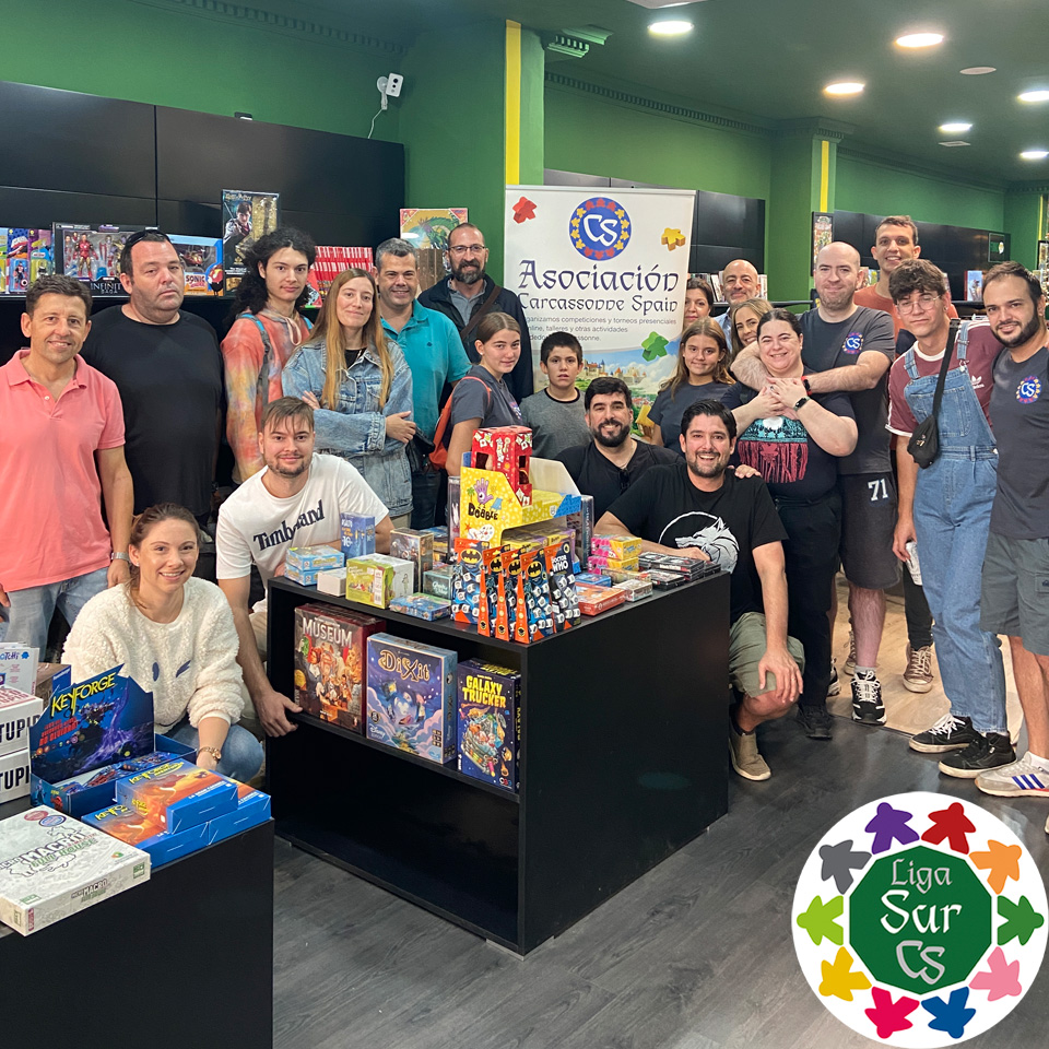 CarcassonneEs's tweet photo. Ayer iniciamos la 2ª temporada de #LigaCSSur y no podemos estar más satisfechos. ¡Rompimos record de participación con 22 jugadores! 😃 ¡Muchas gracias a @Lizard_Sevilla por acogernos! ¡Y a @DevirIberia por su apoyo! 🥰
🏅Resultados/clasificación:
https://t.co/iTXIUzFJfH https://t.co/viAkhtKHX3