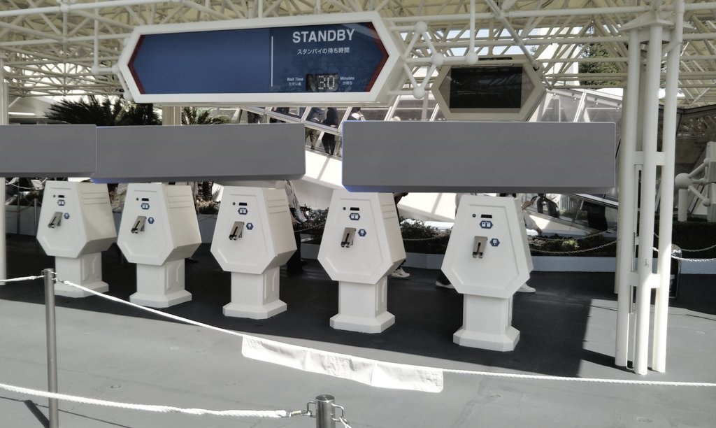 スペースマウンテンの解体状況。

ドーム内部の解体が順調に進んでるようで、撤去したレールもあった。

更にファストパス発券機や待ち時間表示、注意喚起の液晶モニターも撤去されてる事が判明
（さようなら、FP発券機…）

（※9月25日に撮影）