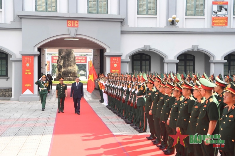 vietnamese_news's tweet photo. General Secretary and President To Lam visited and worked with General Department II of the Ministry of National Defense on the morning of Sept. 29. #ToLam #vpa #GD2 https://t.co/A5BrocCNhp