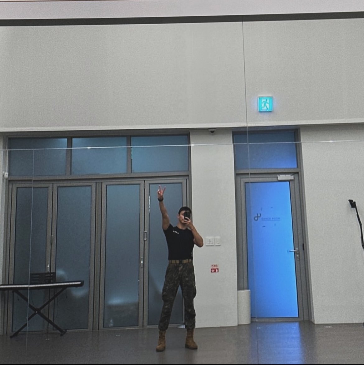 진짜 이게뭐지
이경윤이 군복을 입고 동요 지하연습실에 있음