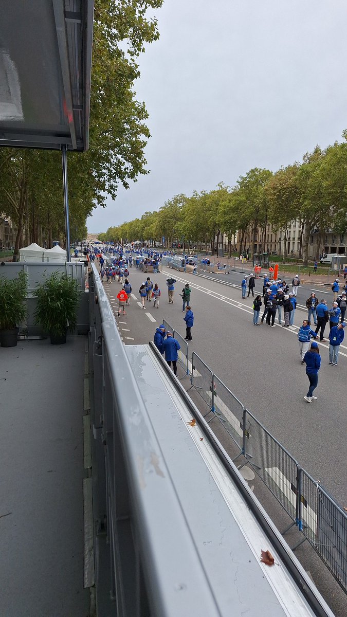 romain_caroline's tweet photo. À l'arrivée du Paris Versailles,

Nous attendons les premiers coureurs vont arriver.

Quelle beauté de voir une course comme cela 😊
#parisversailles
@Issylesmoul https://t.co/7vuigQoJSm