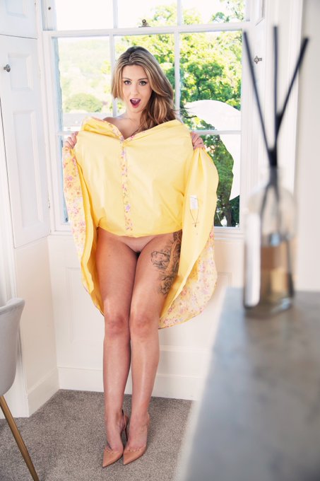 Anyone up for kneeling infront of me and putting their tongue to good use? https://t.co/gyLONW32Xp