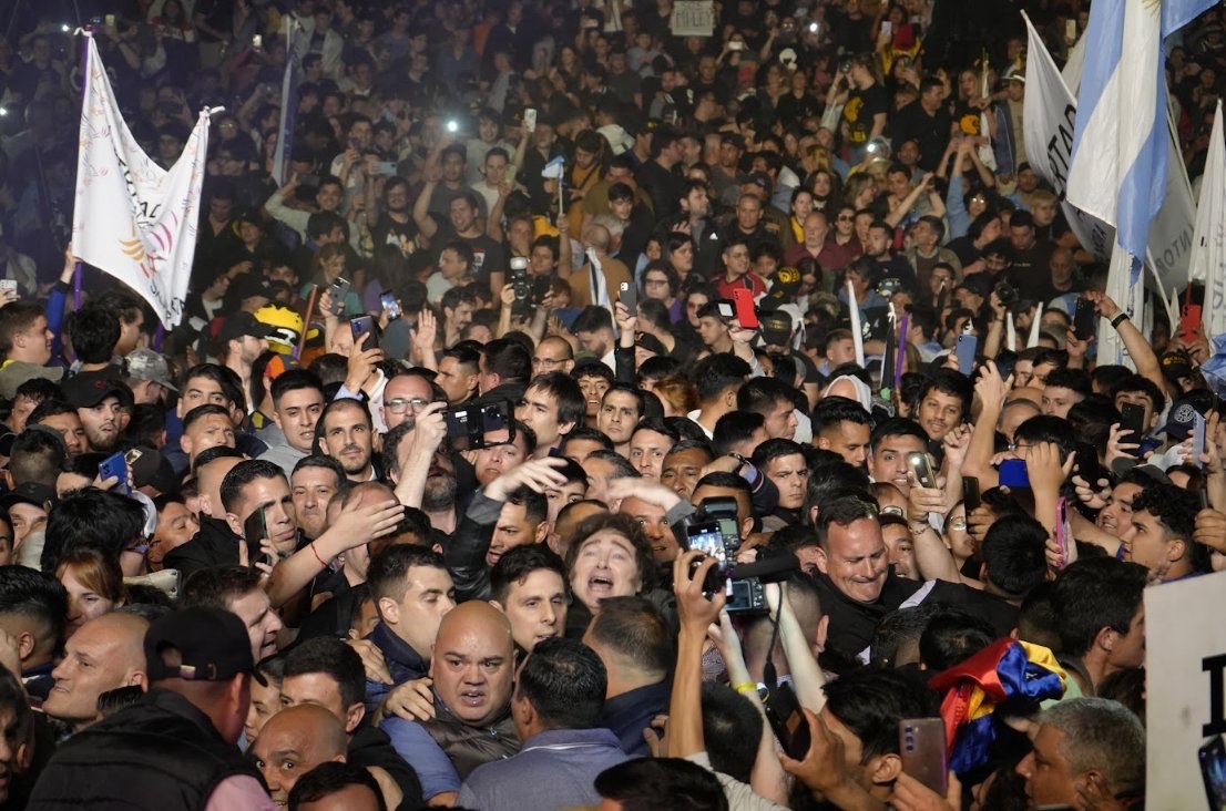 LlamameElisa's tweet photo. Es tipo Dónde está Wally pero con una mujer https://t.co/PDBTcaOGCT