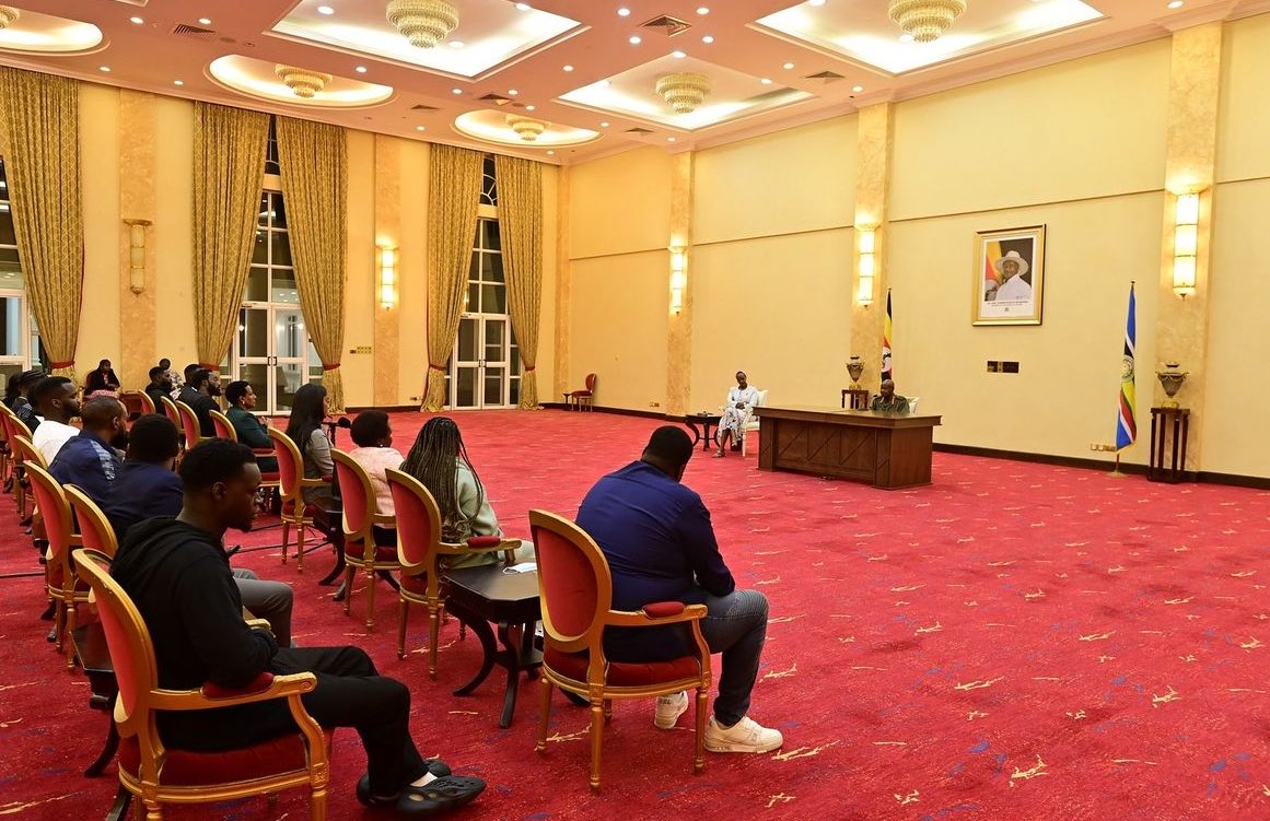 President Museveni met the Bazzukulu who r based in UK 🇬🇧 , team was led by Ms Diana Kyaremera Museveni.  Viva East Africa