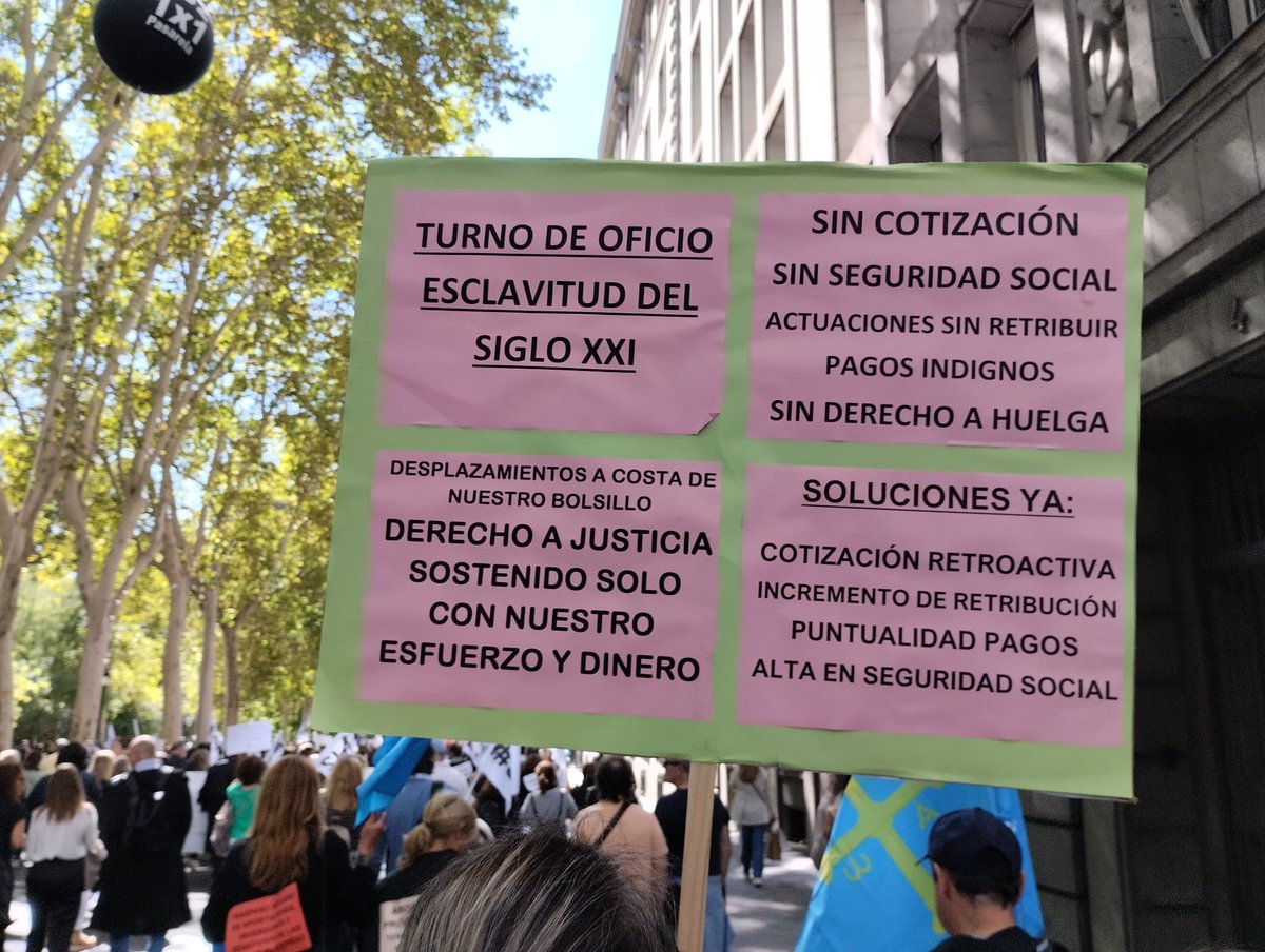 CarmenPicazoCs's tweet photo. 👏👏👏 Mil gracias a los compañeros que hoy se han manifestado por otros muchísimos más que no hemos podido defender hoy, en Madrid, lo que es de Justicia. 
#AbogadosYProcuradoresNoSeRinden
#JusticiaParaTodos
#RetaYa
#J2 https://t.co/YVWYZMUDfM