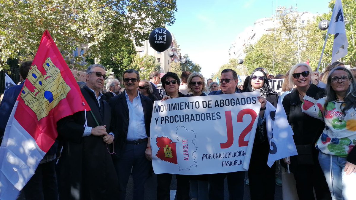 CarmenPicazoCs's tweet photo. 👏👏👏 Mil gracias a los compañeros que hoy se han manifestado por otros muchísimos más que no hemos podido defender hoy, en Madrid, lo que es de Justicia. 
#AbogadosYProcuradoresNoSeRinden
#JusticiaParaTodos
#RetaYa
#J2 https://t.co/YVWYZMUDfM