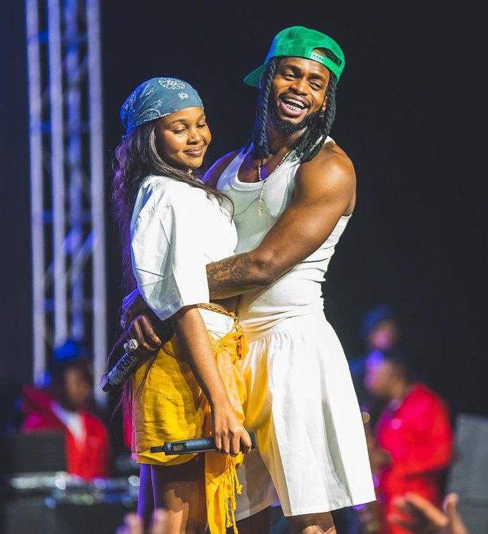 Matokeo mojawapo ya kuchanganya Mapenzi na Kazi ndio kama yale ya ZUCHU kupanic na kuondoka kwa Stage....

Lilikuwa suala la kutulia na kujaribu kuendelea na Shoo, na sio kuondoka kwa Stage tena kwa kurusha Mic chini 😂

Sote ni mashahidi ni Mara ngapi "WHOZU" huwa anazomewa na