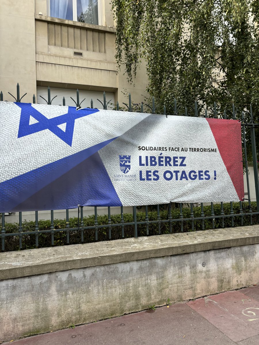 TheLittleMensch's tweet photo. Les raisins d’une colère déchaînée qui ne saurait s’étioler depuis 1 an. #LiberezLesOtages ! https://t.co/sKw5WGGLWV