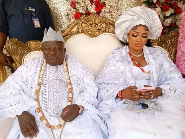 Simplebello1's tweet photo. @omoyorubaniwa HRM Oba Dr. Surv. Khalid Olabisi Ayinla Ado The Okere of Saki Land https://t.co/t6iN3BT0Q6