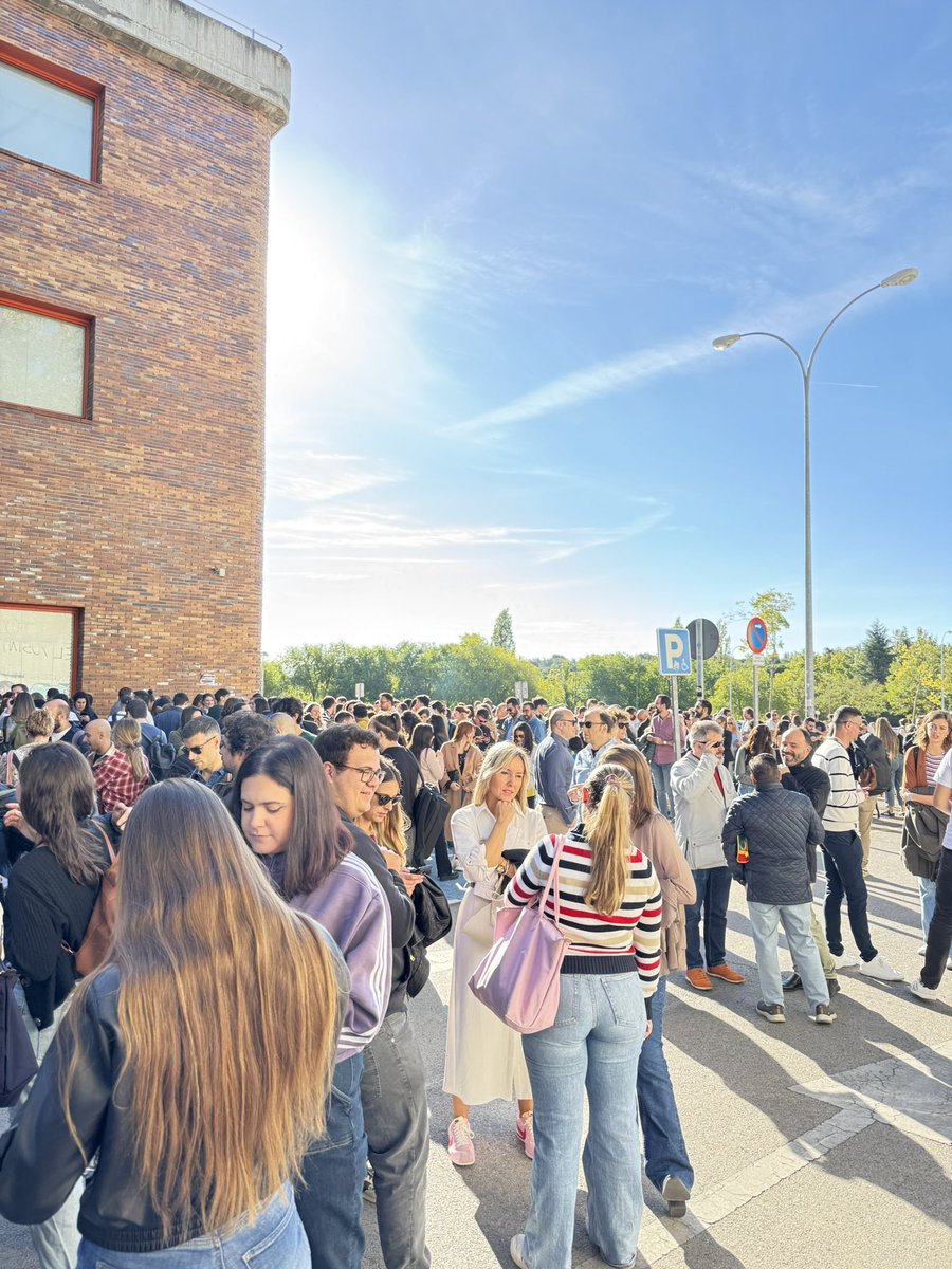 jmjsantos's tweet photo. ¿Es posible que nadie vaya a salir a dar explicaciones sobre el aplazamiento de las oposiciones de RTVE a las personas que nos encontramos en la puerta? https://t.co/myd5UAVNCQ
