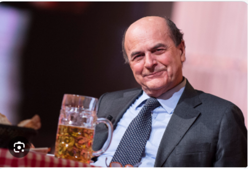 UGirovago77000's tweet photo. Quando aveva annunciato alla famiglia di essere
Comunista (avanguardia operaia)sua madre richiamò 
suo fratello prete per farlo desistere.
Buon compleanno compagno @pbersani 🌹🌹🌹
Resistere....resistere ...resistere https://t.co/Rs2bZr2LUx