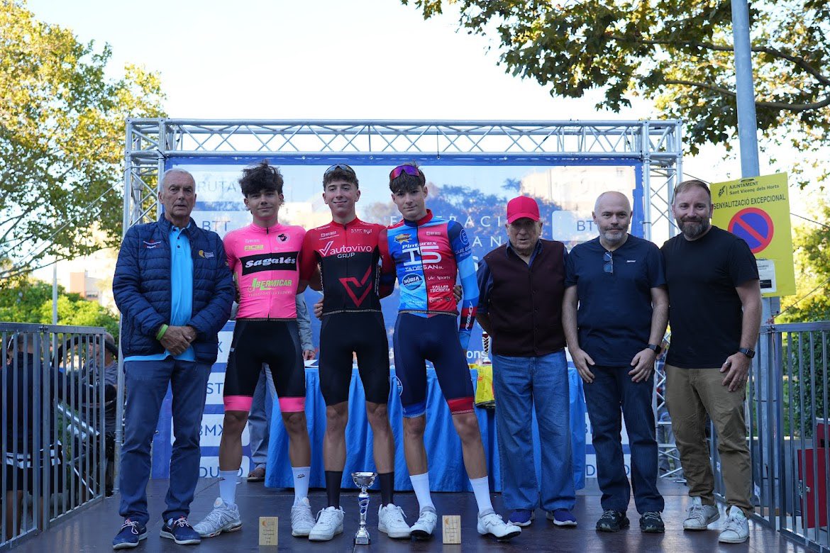 🚴🏼‍♂️ La cita va acollir també la penúltima prova de la Copa Catalana Cadet, que es tanca avui a Sant Boi de Llobregat!

🏆 Aitor Martínez va aconseguir una espectacular victòria en solitari i va ampliar l’avantatge al capdavant de la Copa Catalana!

📸: @Jiangziao