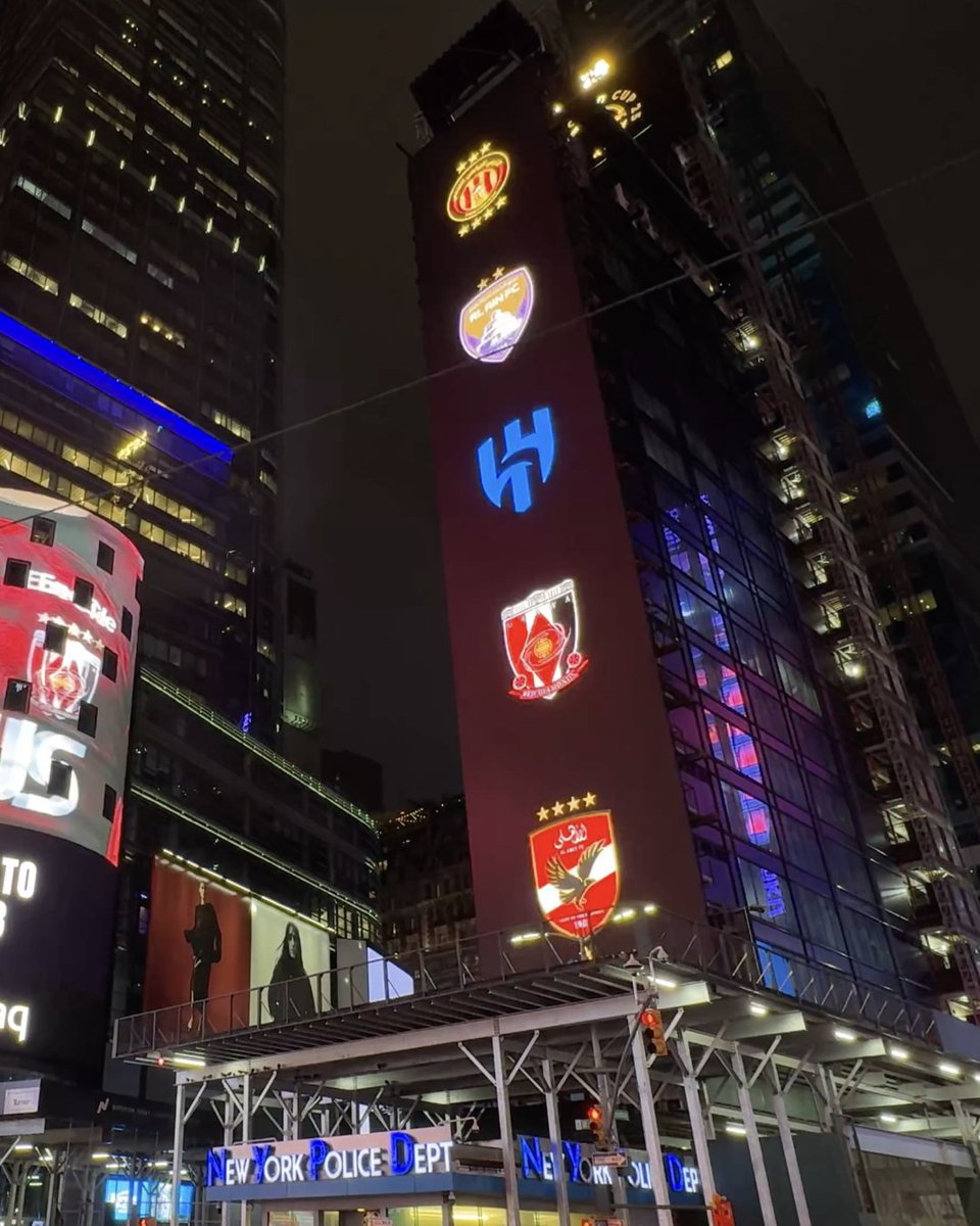🤩 شعار #الهلال يضيء التايمز سكوير في نيويورك 💙

#FIFACWC ⚽️
#TakeItToTheWorld