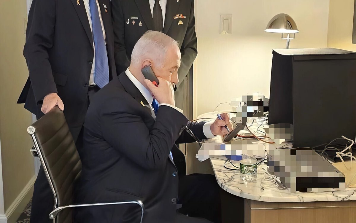 larrygom's tweet image. En un intento de demostrar que la foto representa Occidente vs Oriente, #Nethanyahu quiso emular a #Obama en la #situationroom cuando eliminaron a Bin Laden. Que se hiciera desde un despacho de la #ONU tampoco es baladí, aunque el boicot ante su aparición previa fuera mayoritario