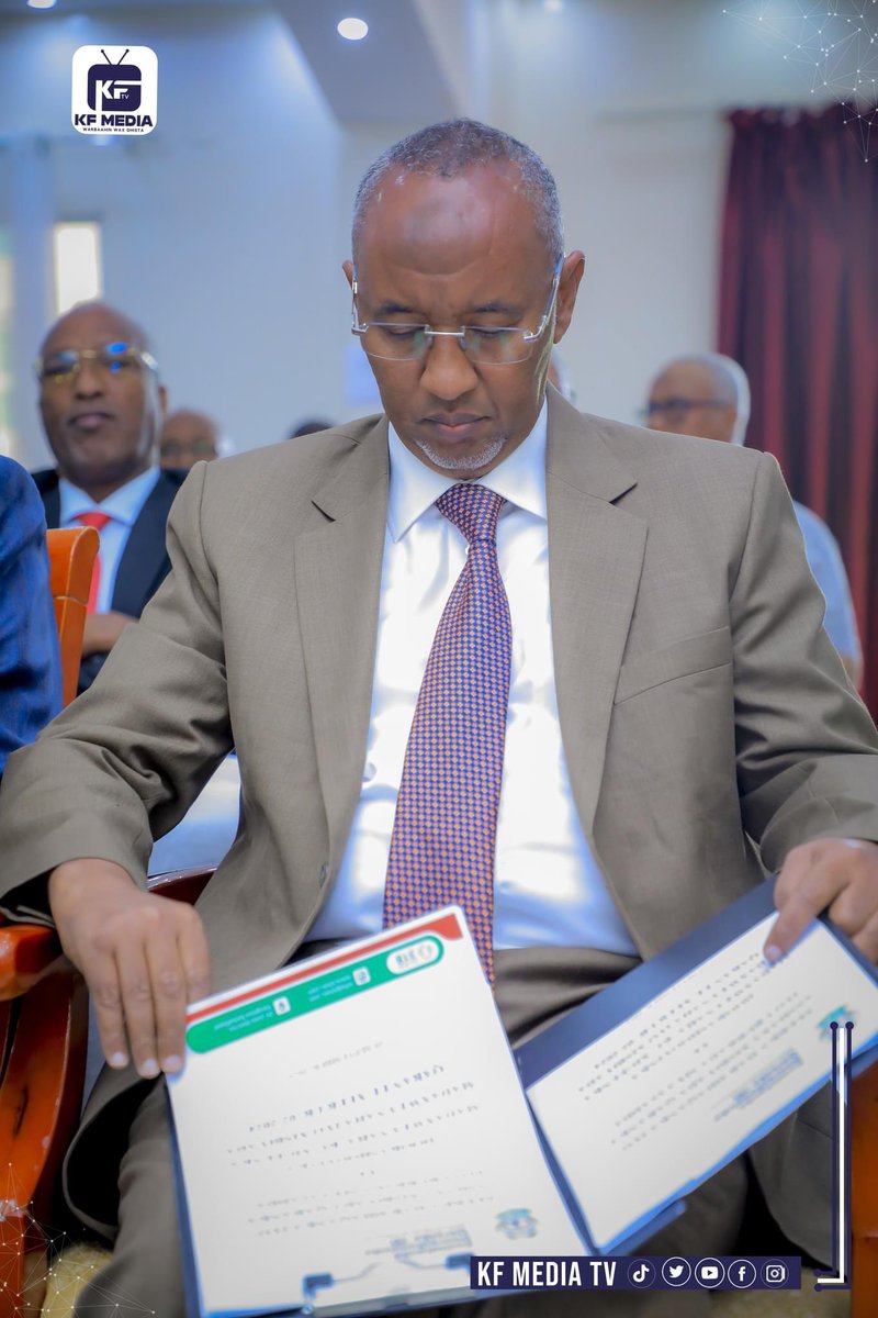 MySomaliland001's tweet photo. 🚨 𝐉𝐮𝐬𝐭 𝐈𝐧🚨
"#Photos: A proud moment as political parties and organizations come together to sign the Code of Conduct and Ethics for the upcoming November 13, 2024, elections. A crucial step towards fair, transparent, and united democratic progress!
#ROSL https://t.co/RPeVRv0rbv