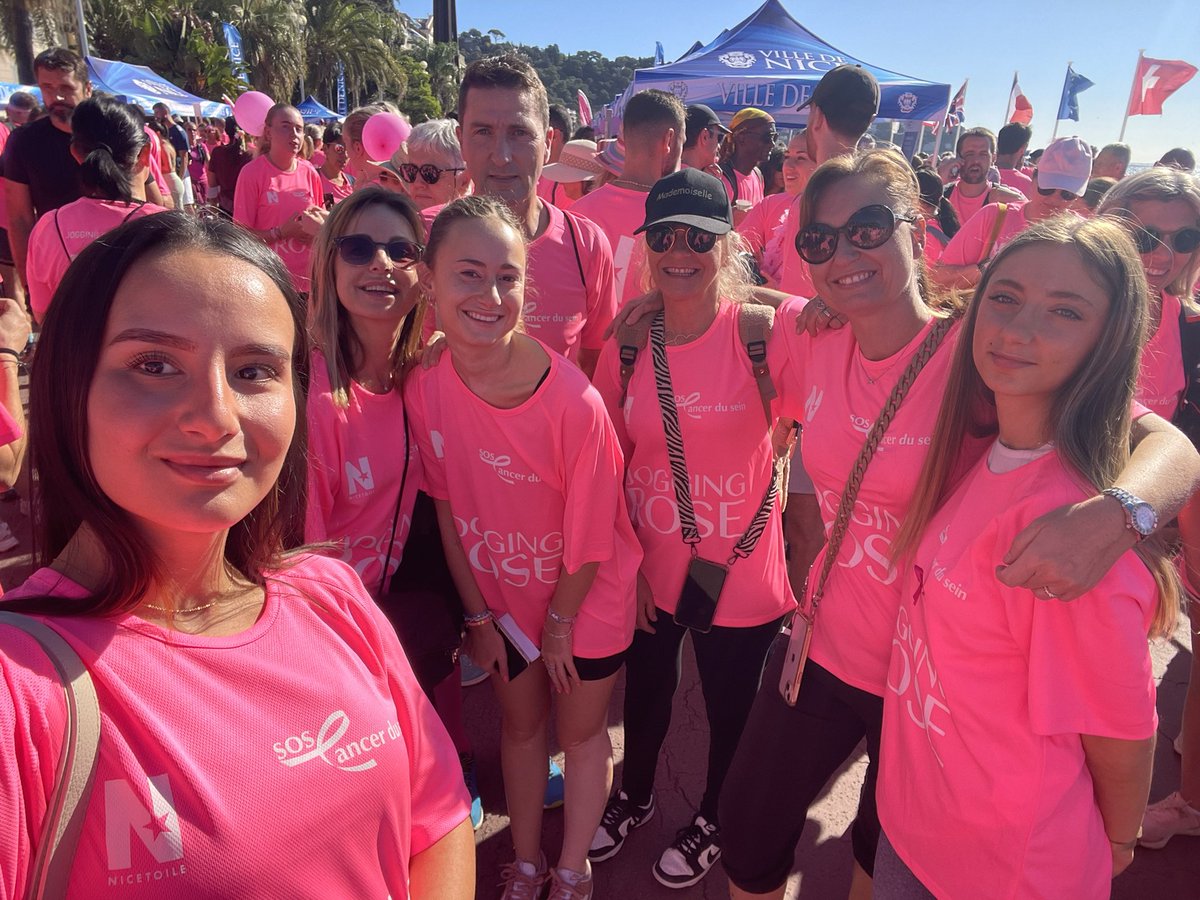 dclaresnicefr's tweet photo. En ce beau dimanche ensoleillé, 
pour nous c’est #joggingrose en famille et entre amis sur la Promenade des Anglais. 
Un magnifique rendez-vous pour une noble cause!

#LaCouse
#soscancerdusein 
#villedenice https://t.co/tUJsQu7eZ3