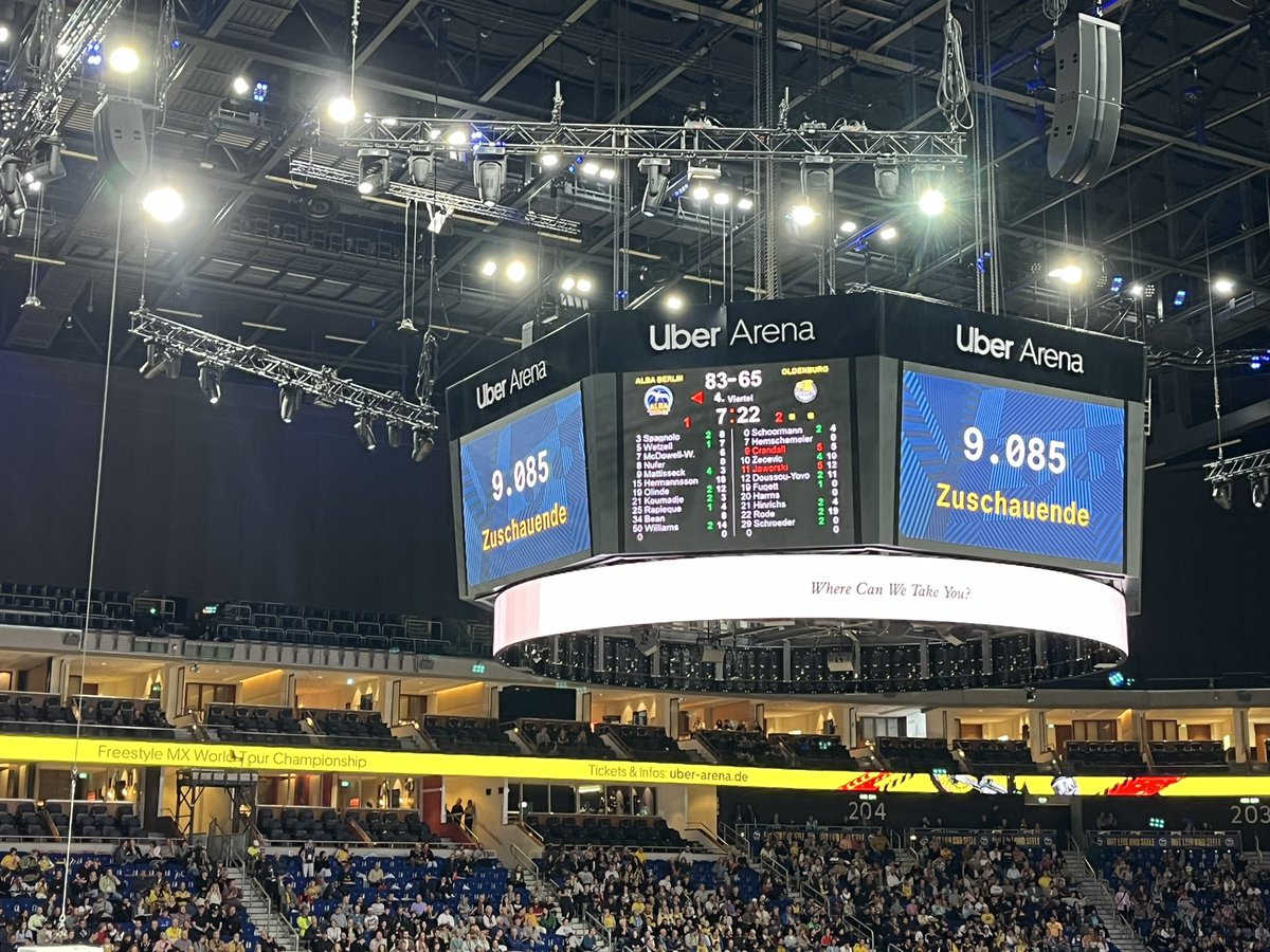 FrSchneiderlein's tweet photo. … war schön gewesen 🥰 gestern @uberarenaberlin beim ersten Heimspiel in der @easyCreditBBL von @albaberlin 🏀💛💙 https://t.co/xcH9tjuHlM
