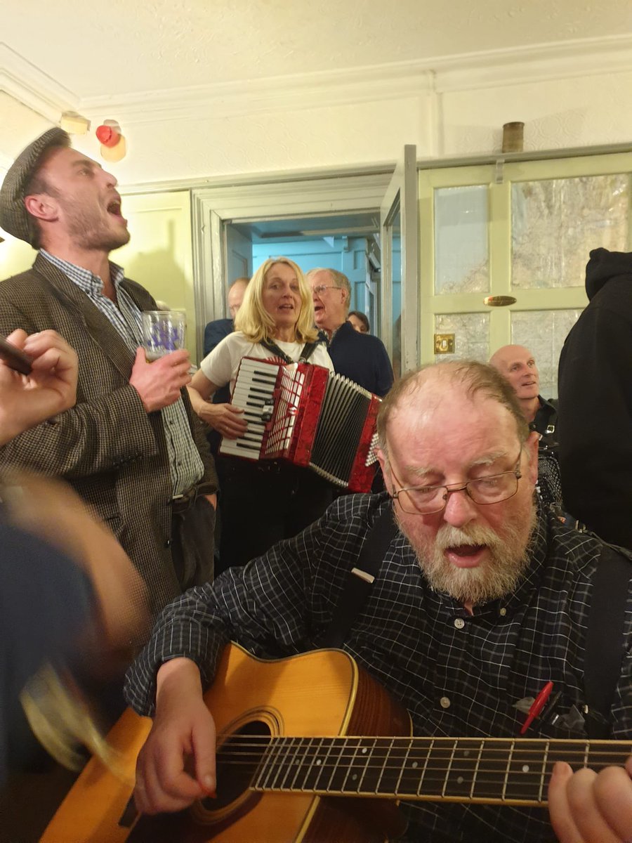 Noson wych neithiwr yn y <a href="/Y_Pengwern/">The Pengwern/Y Pengwern</a> gyda <a href="/YesBroStiniog/">YesCymru Bro Ffestiniog</a> 
Toedd ‘na ddim lle i bawb, roedd rhaid i rai ymuno a canu trwy’r ffenest!!
🪗😀🏴󠁧󠁢󠁷󠁬󠁳󠁿