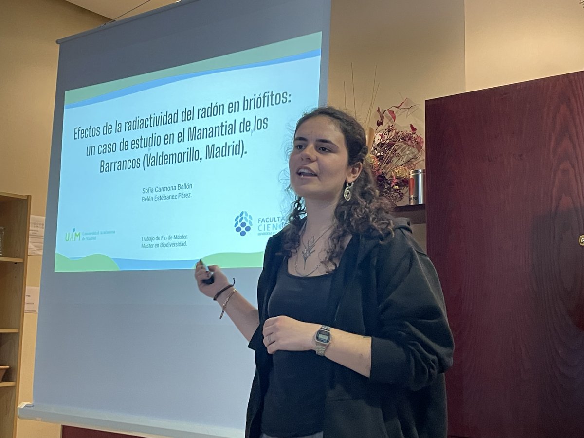 Sofía Carmona. Efectos de la radiactividad del radón en briófitos: un caso de estudio en el Manantial de los Barrancos (Valdemorillo, Madrid). Claro efecto de la radiación en el recubrimiento. Afectación más evidente en protonemas que en adultos. Mayor tolerancia en T. muralis