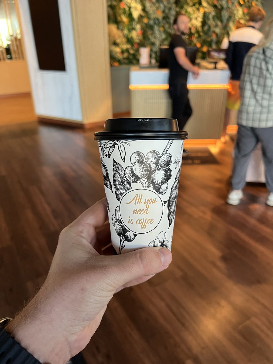 marek_2k22's tweet image. Dzisiaj na robocie w plenerze. 

Pomarańczowe logo hotelu i pumpkin spice latte, czy to oznacza że jestem jesieniara na 100%?😂