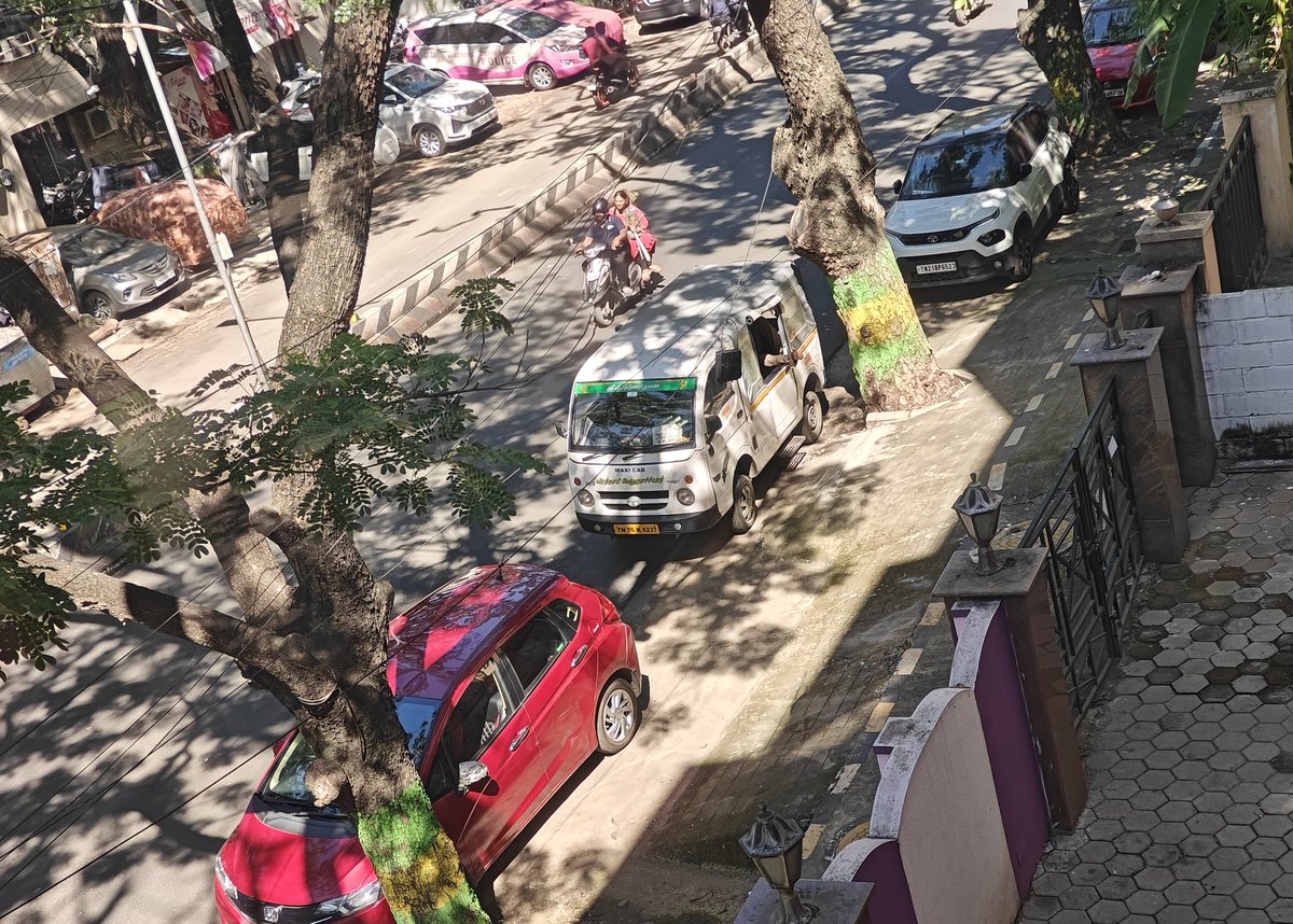 iamaravindvb's tweet photo. Car with registration number TN 09 CQ 2772 has been parked in front of the apartment gate blocking the passage since the last few hours

Location: PV RAJAMANNAR SALAI, KK NAGAR 

 @ChennaiTraffic @chennaipolice_ @chennaicorp @ChennaiCityUpd 

#chennai #parking
kindly take action https://t.co/gWqsUajtDn